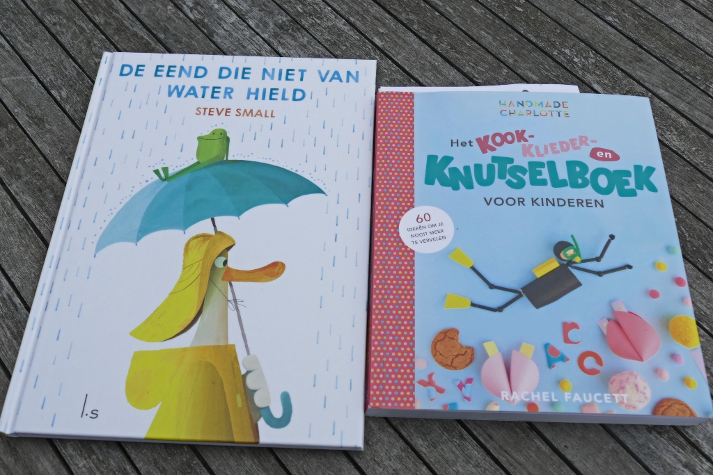 Twee boeken bij zomers regenweer – Lochristinaar